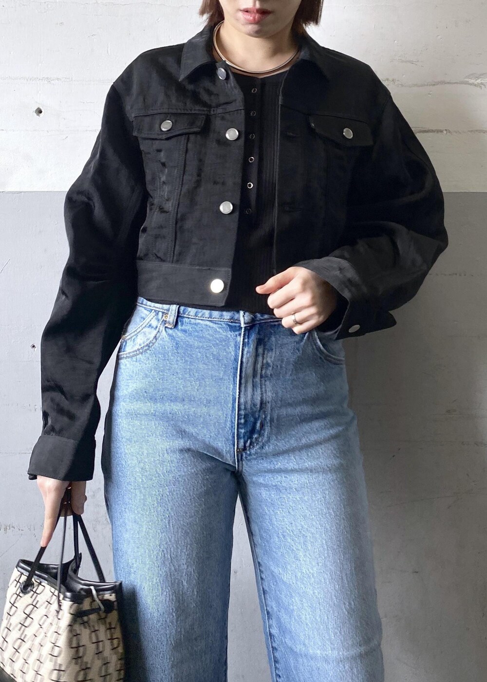 ベージュ系のパンプスを着用したレディースの冬コーディネートの7枚目の写真