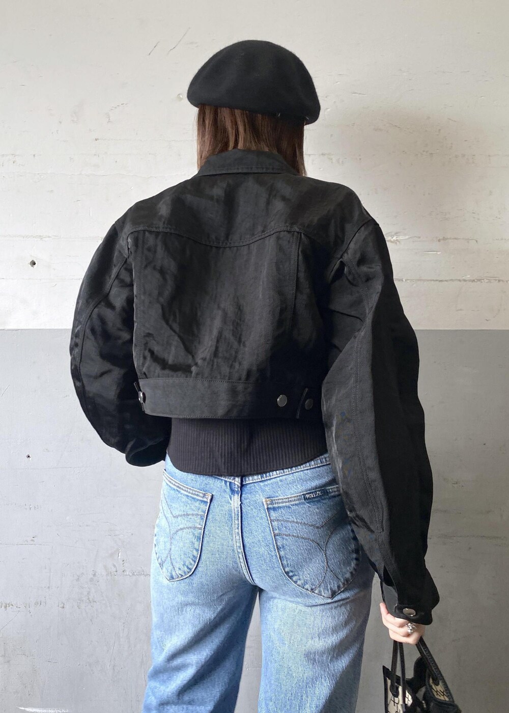 ベージュ系のパンプスを着用したレディースの冬コーディネートの9枚目の写真