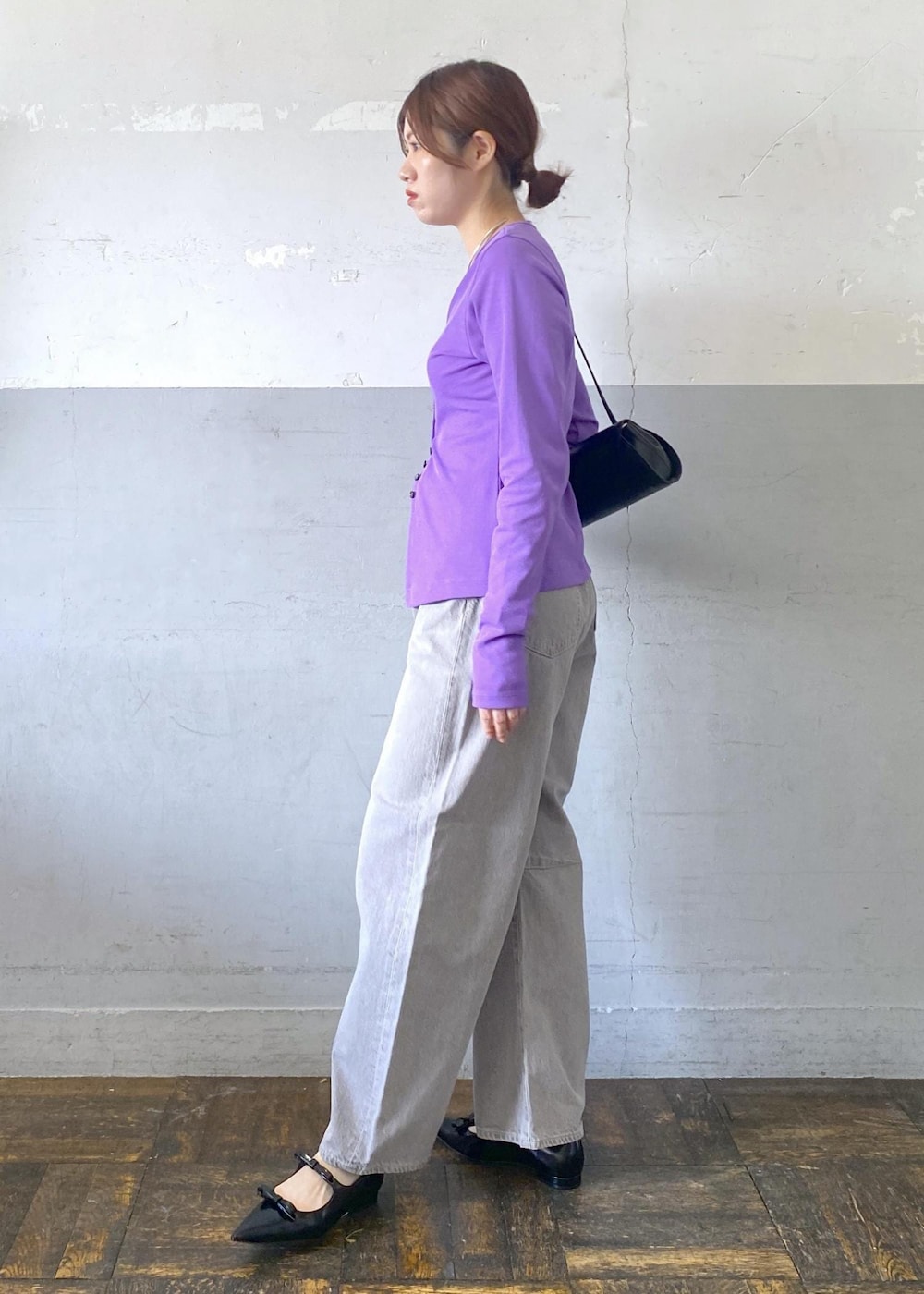 ベージュ系のデニムパンツ、ブラック系のパンプス、パープル系のTシャツ/カットソーを着用したレディースの夏コーディネートの5枚目の写真