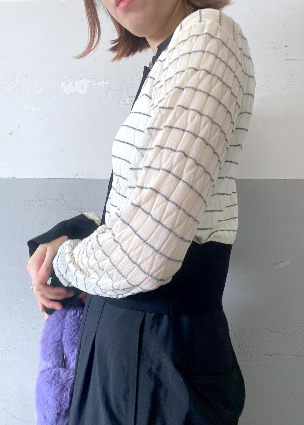 ブラック系のパンプス、パープル系のトートバッグ、ホワイト系のカーディガン/ボレロを着用したレディースの夏コーディネートの8枚目の写真