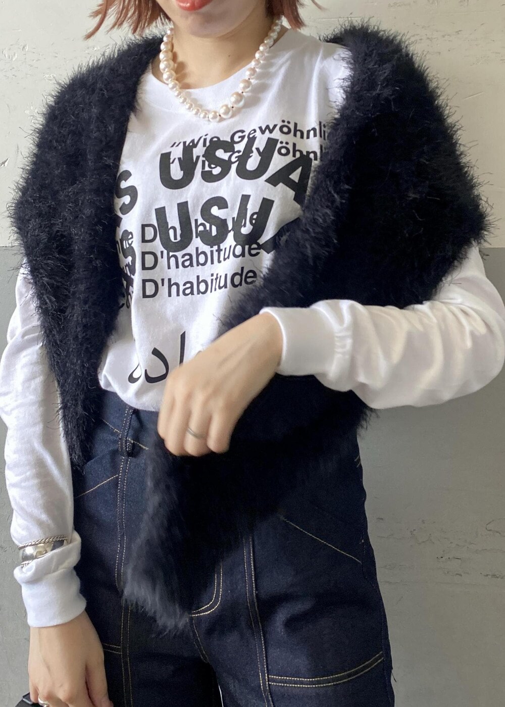 ホワイト系のTシャツ/カットソー、ブラック系のパンプス、ブラック系のショルダーバッグを着用したレディースの秋コーディネートの6枚目の写真