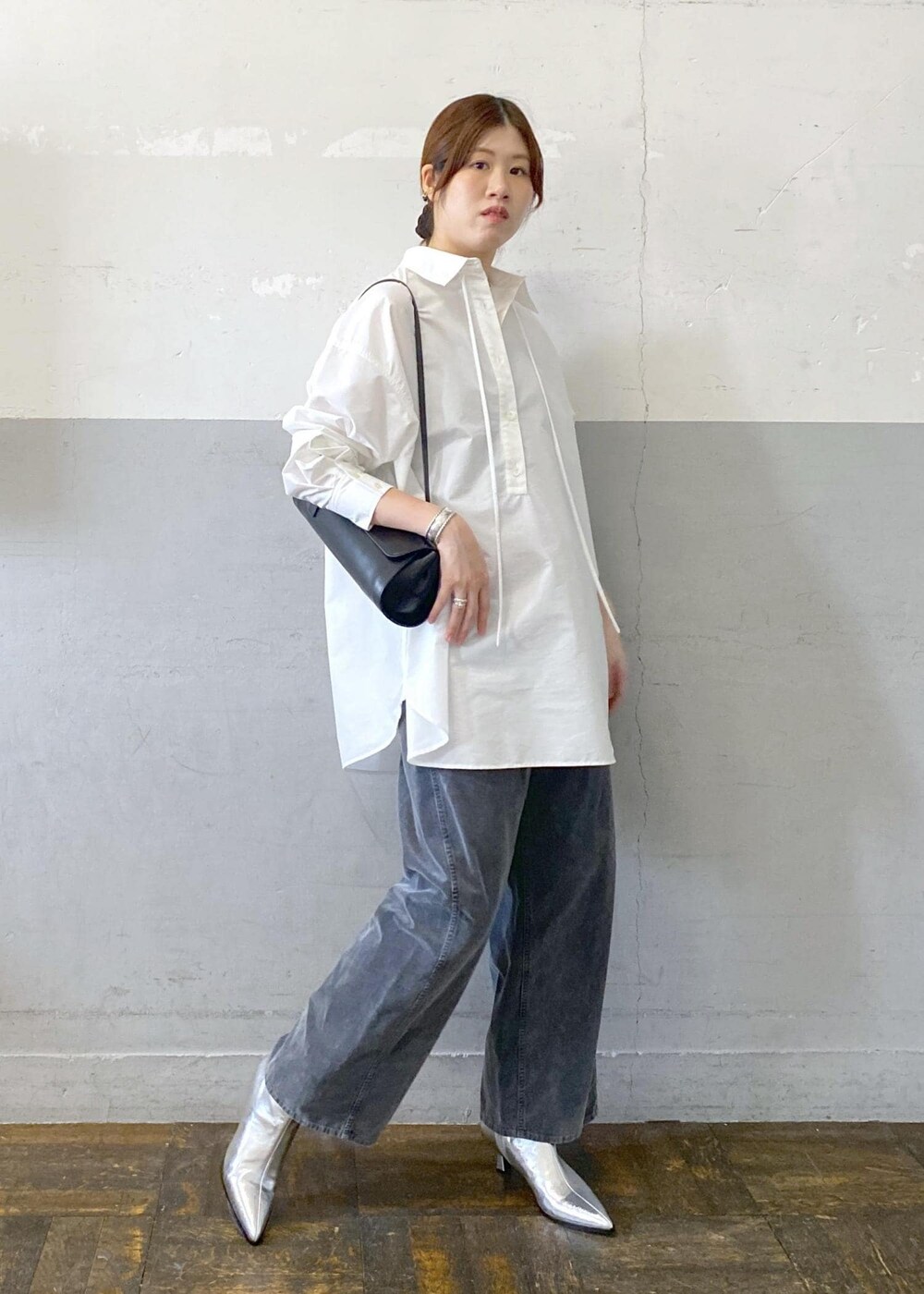 ホワイト系のシャツ/ブラウス、シルバー系のブーツ、グレー系のその他パンツを着用したレディースの秋コーディネートの9枚目の写真