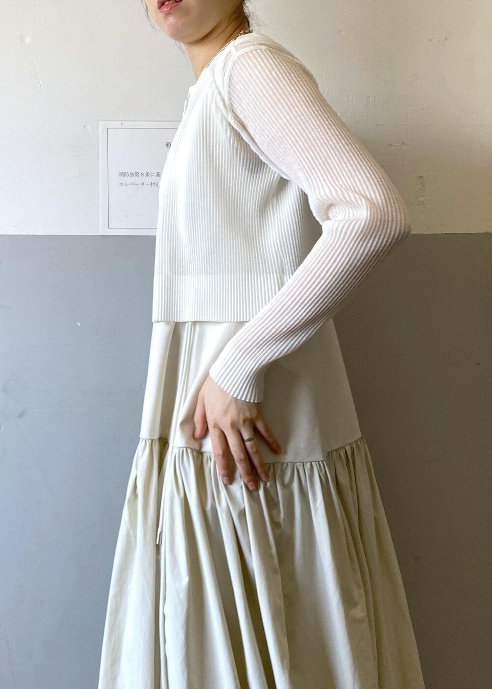 シルバー系のサンダル、ホワイト系のカーディガン/ボレロ、ブラック系のハンドバッグを着用したレディースの夏コーディネートの7枚目の写真