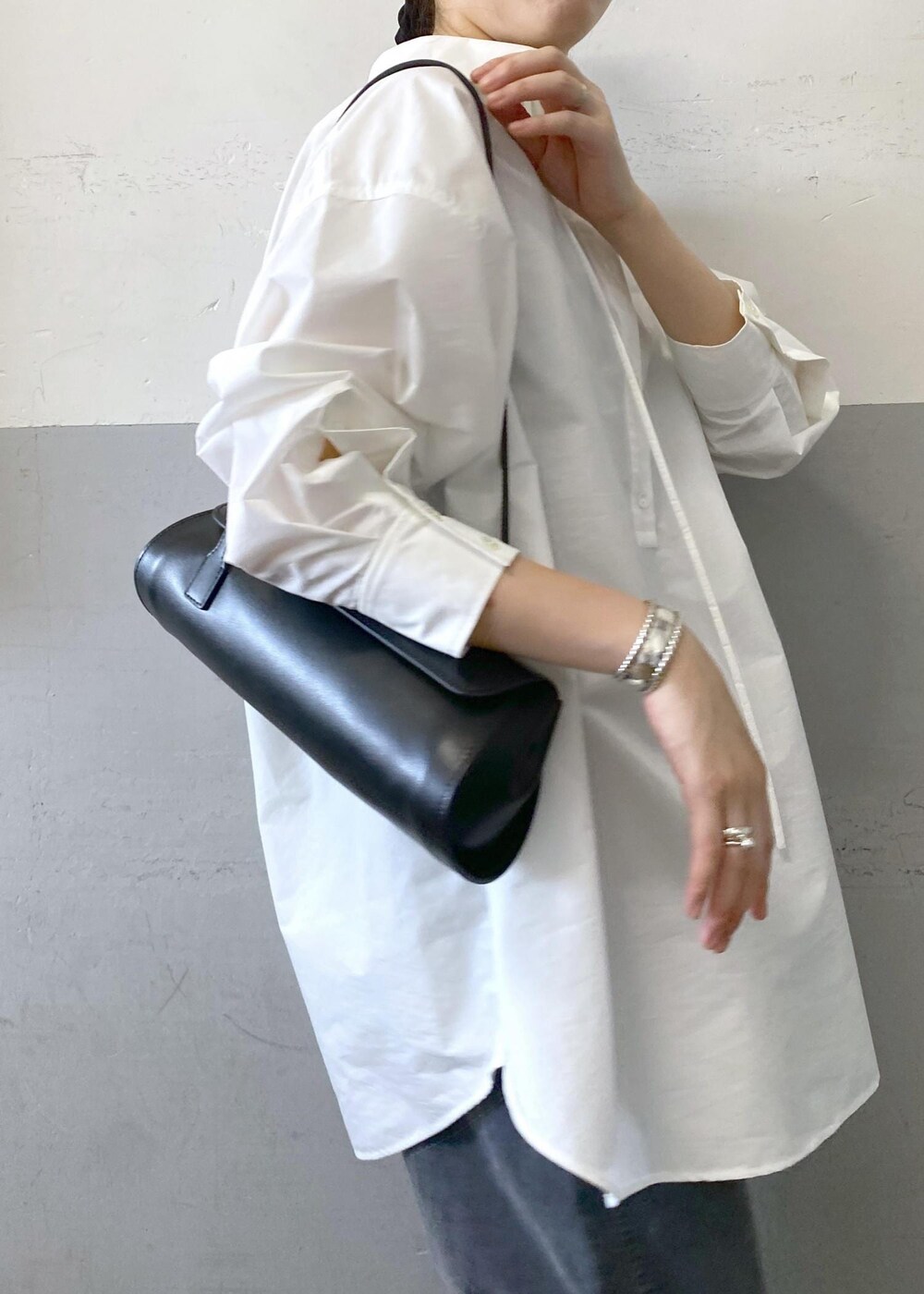 ホワイト系のシャツ/ブラウス、シルバー系のブーツ、グレー系のその他パンツを着用したレディースの秋コーディネートの7枚目の写真