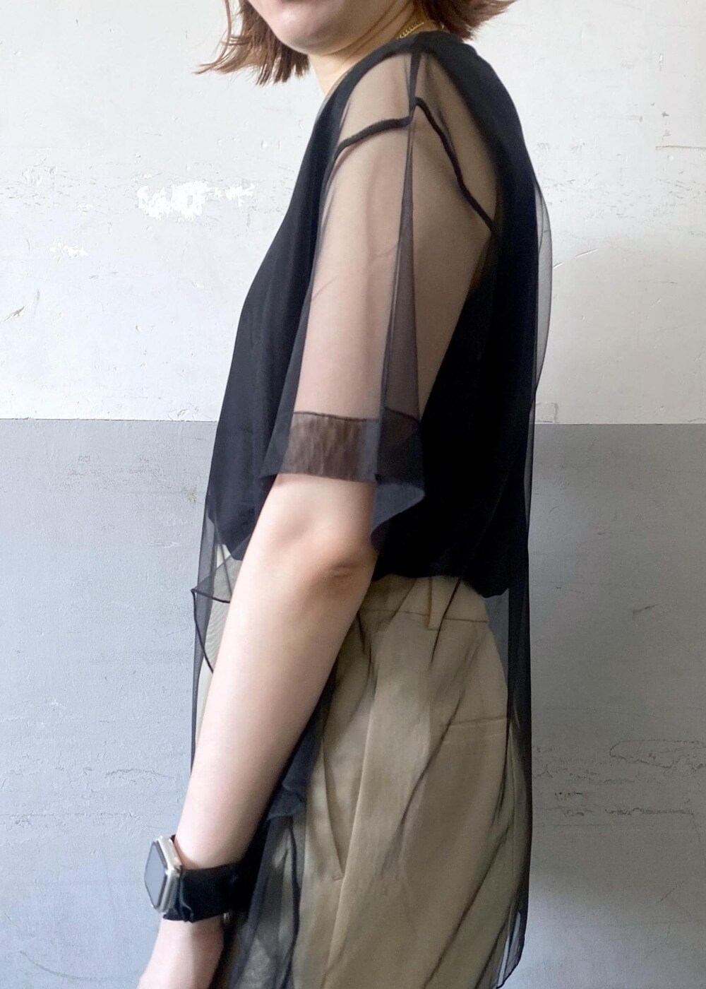 グレー系のショルダーバッグ、ベージュ系のサンダル、ベージュ系のスラックスを着用したレディースの夏コーディネートの9枚目の写真