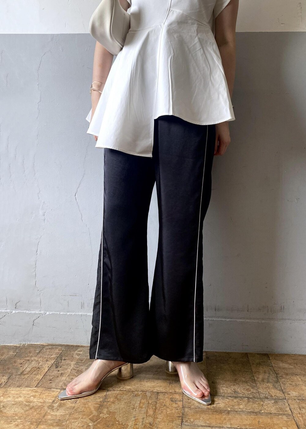 ホワイト系のショルダーバッグ、ブラック系のその他パンツ、ホワイト系のTシャツ/カットソーを着用したレディースの夏コーディネートの8枚目の写真