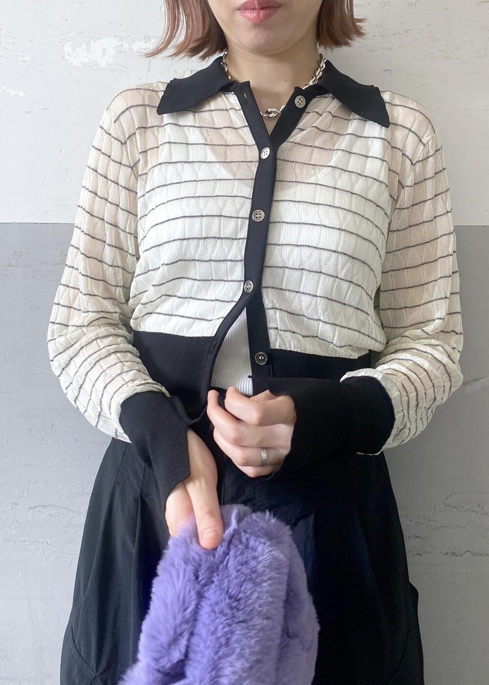 ブラック系のパンプス、パープル系のトートバッグ、ホワイト系のカーディガン/ボレロを着用したレディースの夏コーディネートの7枚目の写真