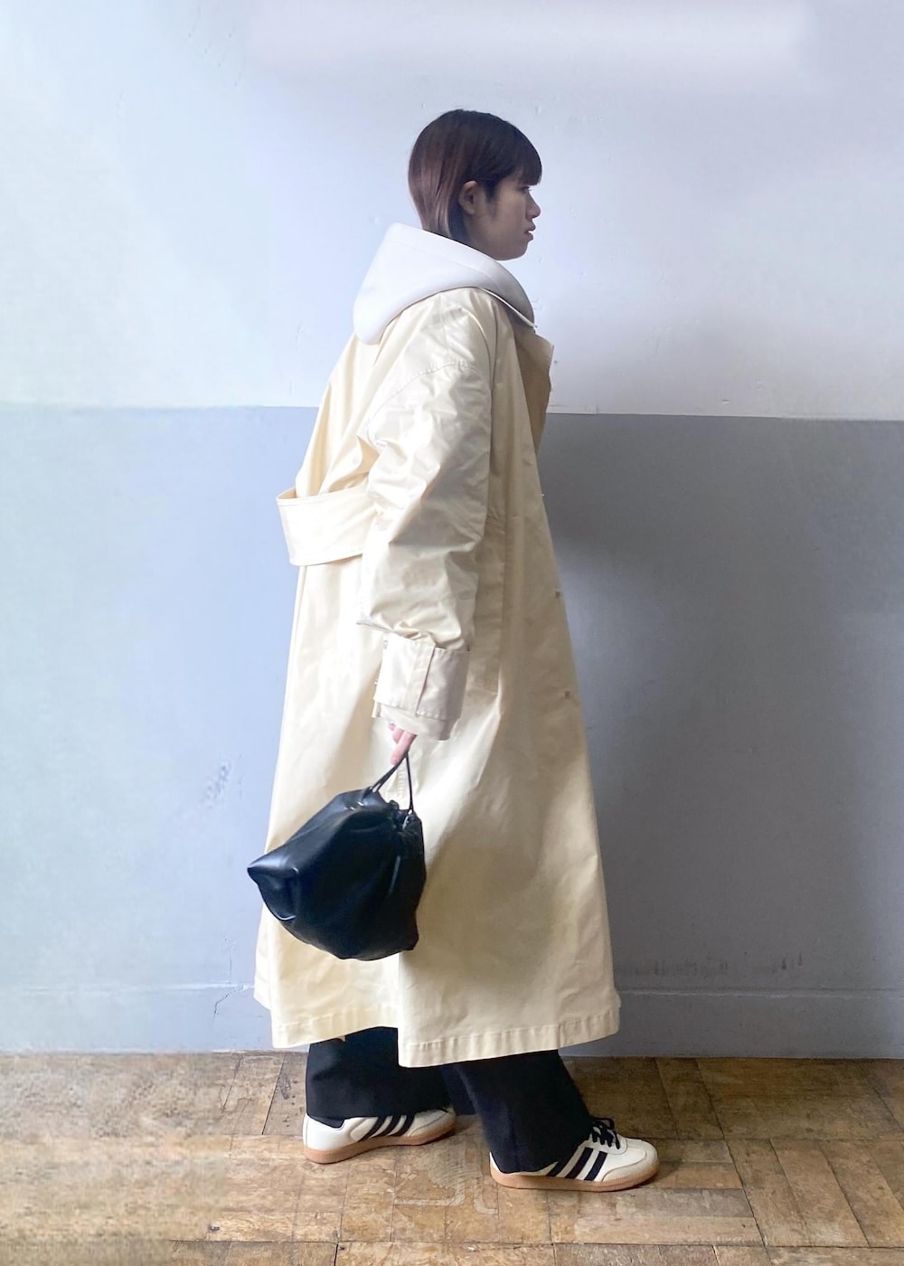 ブラック系のショルダーバッグ、ホワイト系のTシャツ/カットソー、ホワイト系のブルゾンを着用したレディースの春コーディネートの6枚目の写真