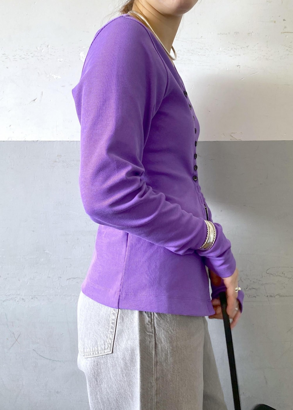 ベージュ系のデニムパンツ、ブラック系のパンプス、パープル系のTシャツ/カットソーを着用したレディースの夏コーディネートの7枚目の写真