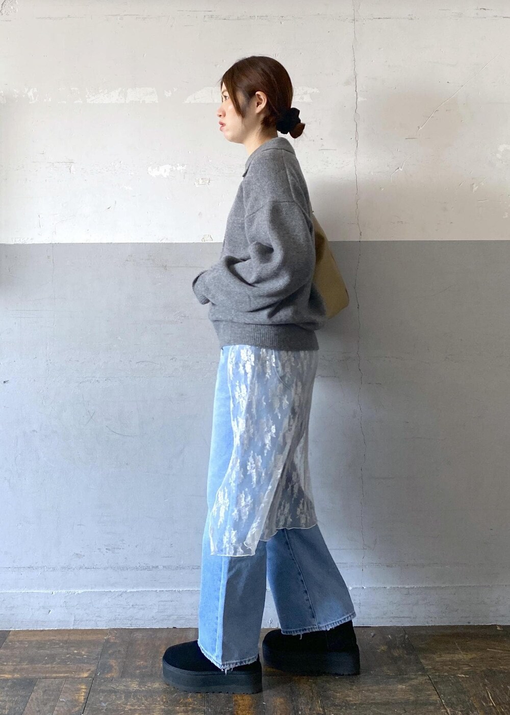 ブラック系のブーツ、ブルー系のデニムパンツ、ホワイト系のTシャツ/カットソーを着用したレディースの冬コーディネートの4枚目の写真