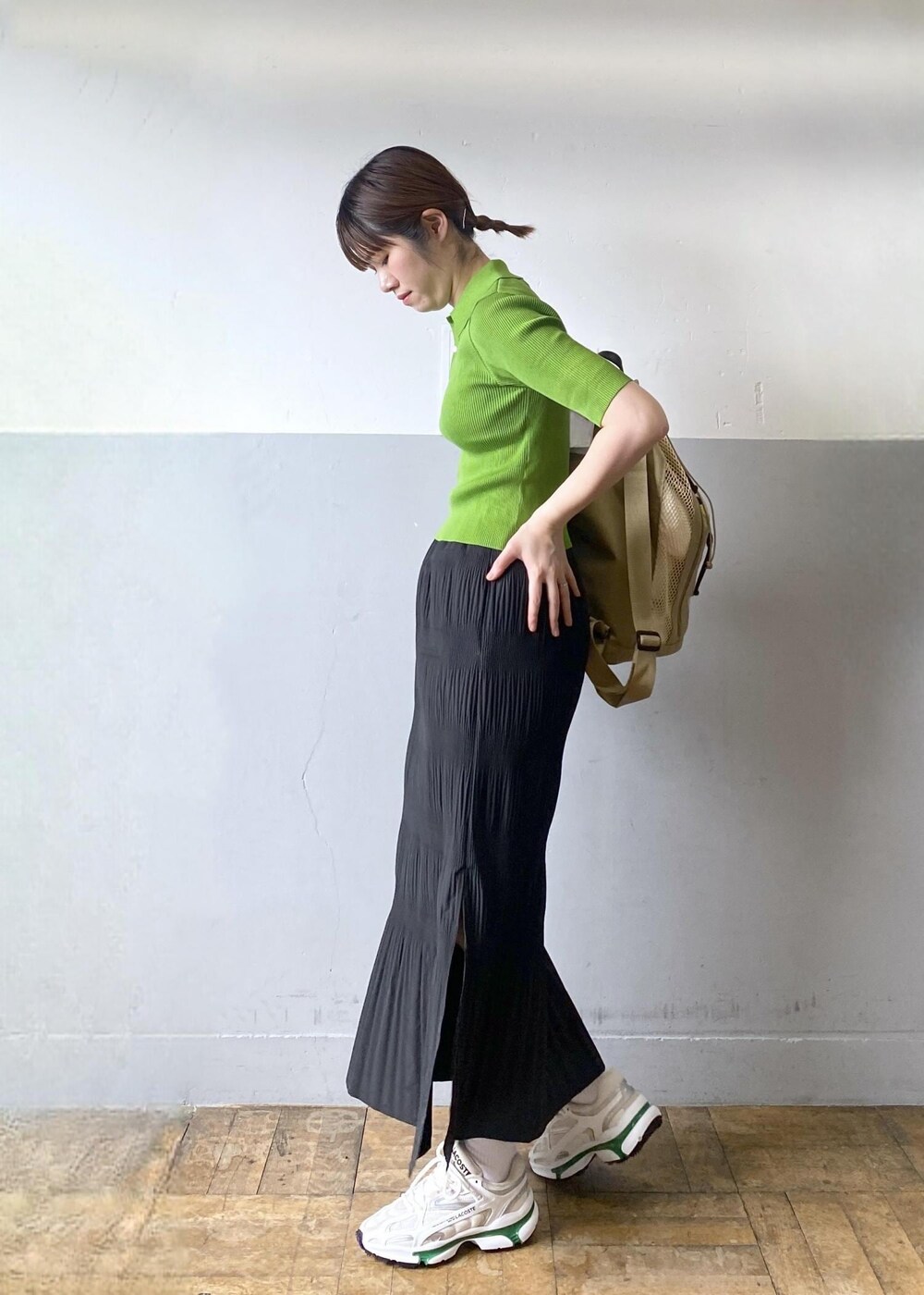 ホワイト系のスニーカー、ブラック系のスカートを着用したレディースの春コーディネートの6枚目の写真