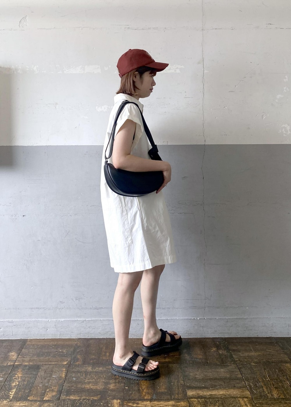 ブラック系のショルダーバッグ、ホワイト系のつなぎ/オールインワンを着用したレディースの夏コーディネートの3枚目の写真