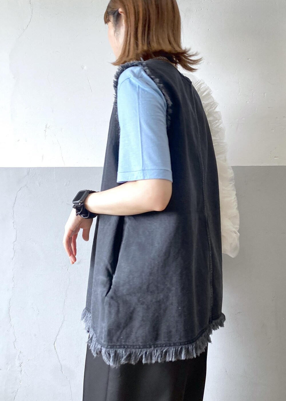 シルバー系のサンダル、ブラック系のシャツ/ブラウス、ブラック系のスラックスを着用したレディースの春コーディネートの9枚目の写真