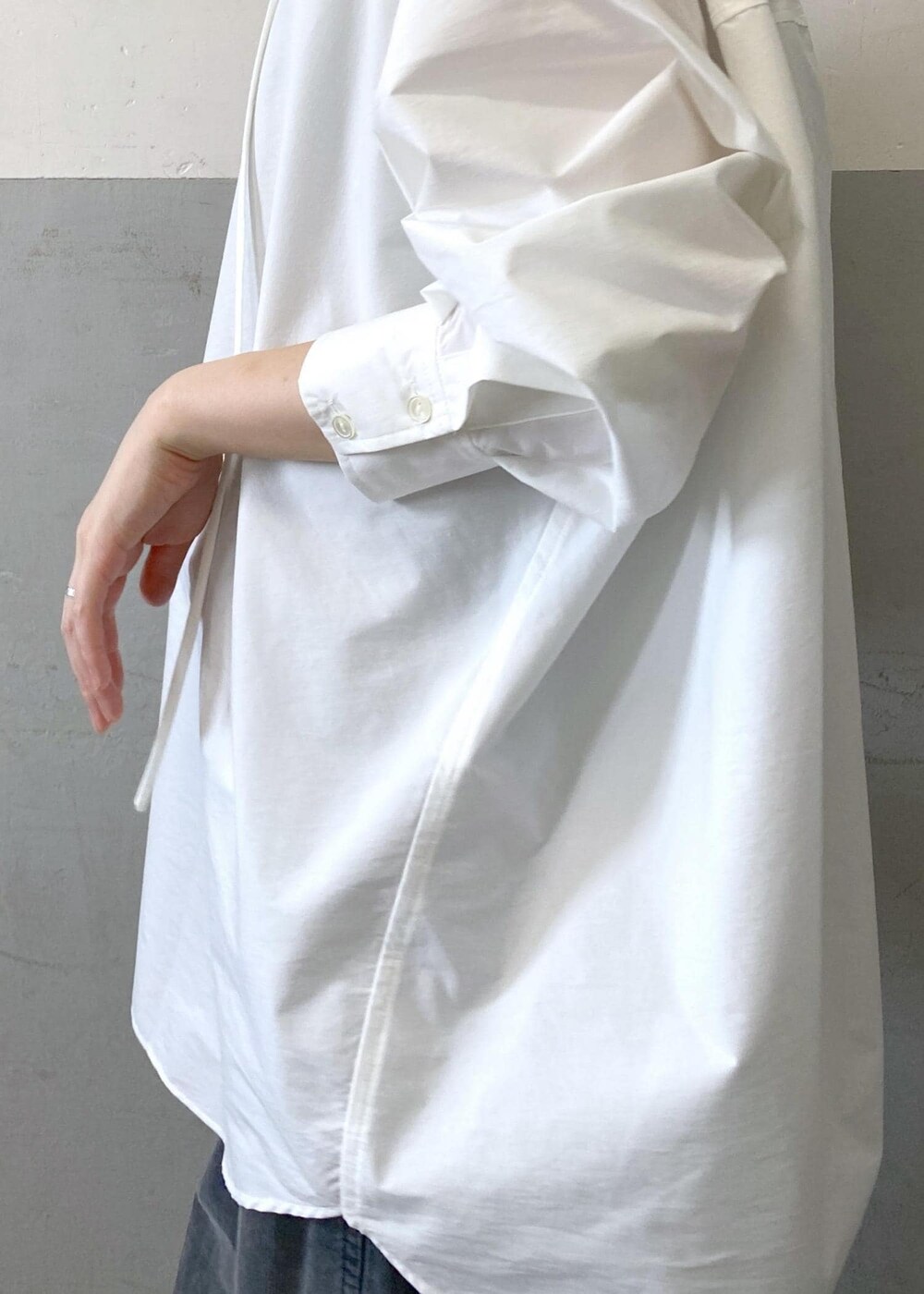 ホワイト系のシャツ/ブラウス、シルバー系のブーツ、グレー系のその他パンツを着用したレディースの秋コーディネートの8枚目の写真