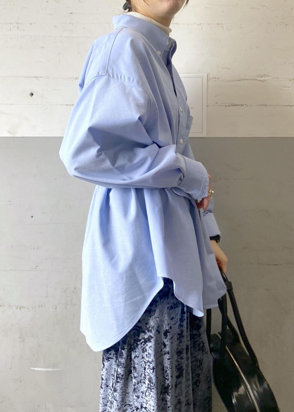 その他のその他パンツ、ホワイト系のブーツ、ブルー系のシャツ/ブラウスを着用したレディースの秋コーディネートの6枚目の写真