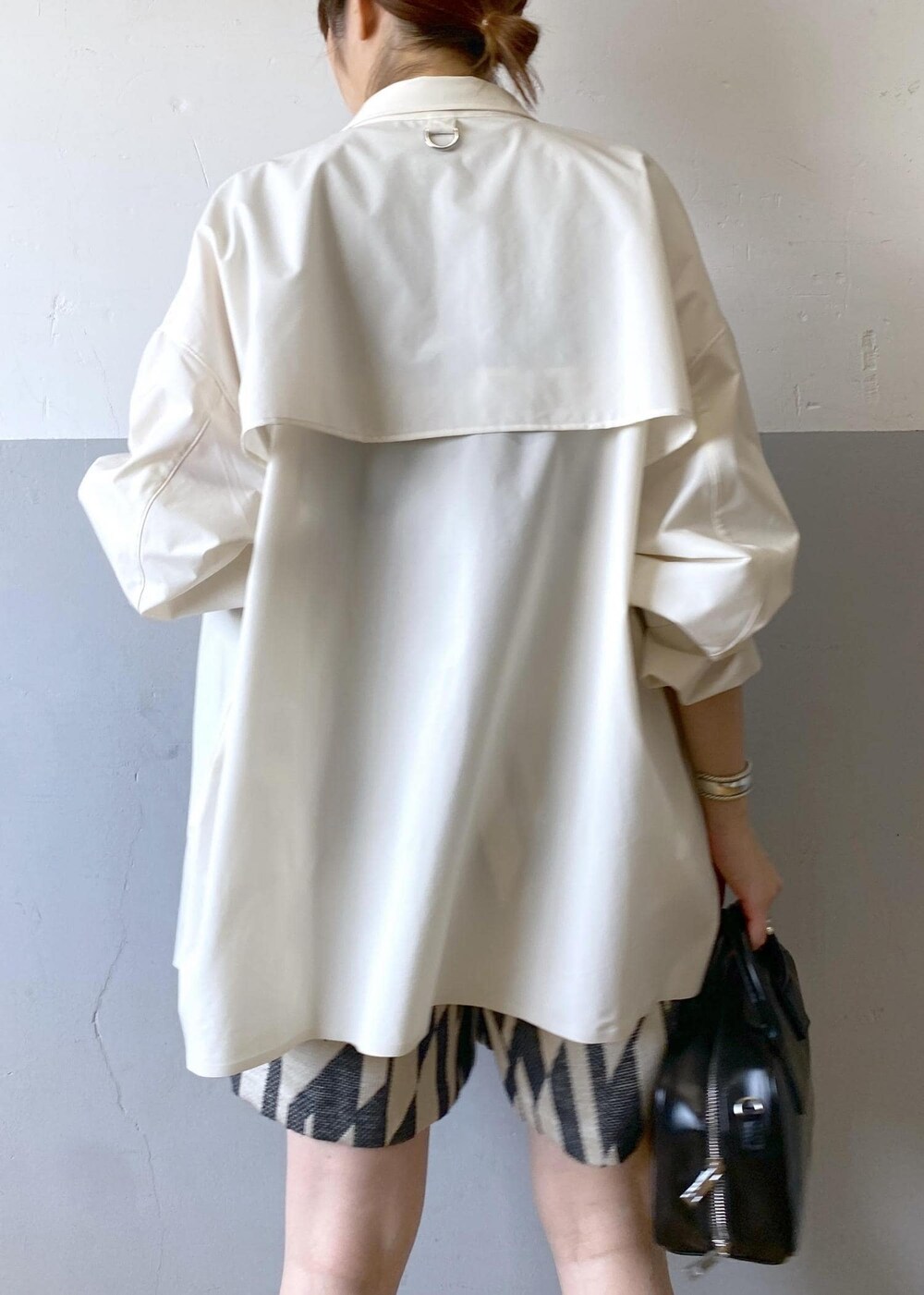 ブラック系のサンダル、ブラック系のボストンバッグ、ブラック系のタンクトップを着用したレディースの春コーディネートの10枚目の写真