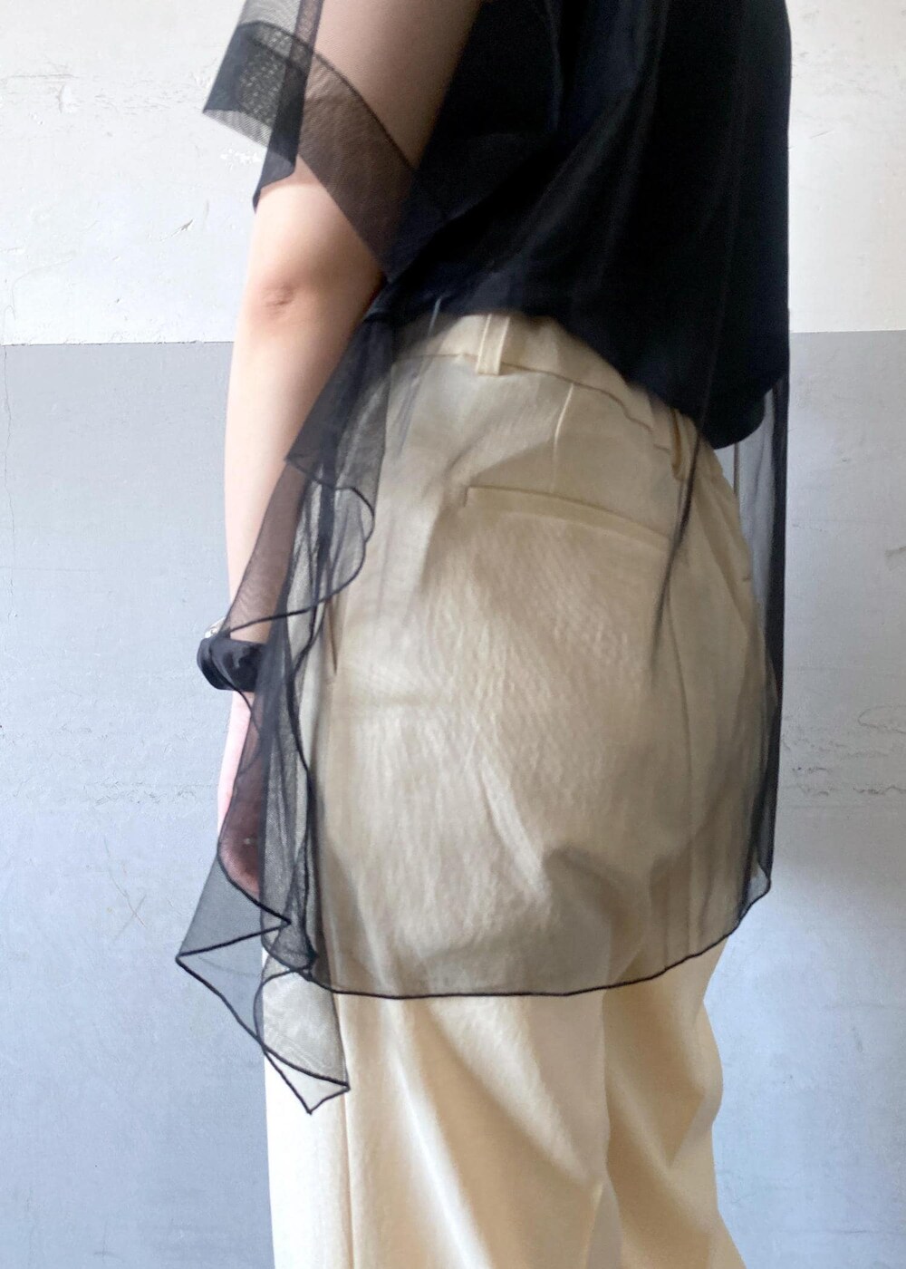 グレー系のショルダーバッグ、ベージュ系のサンダル、ベージュ系のスラックスを着用したレディースの夏コーディネートの7枚目の写真