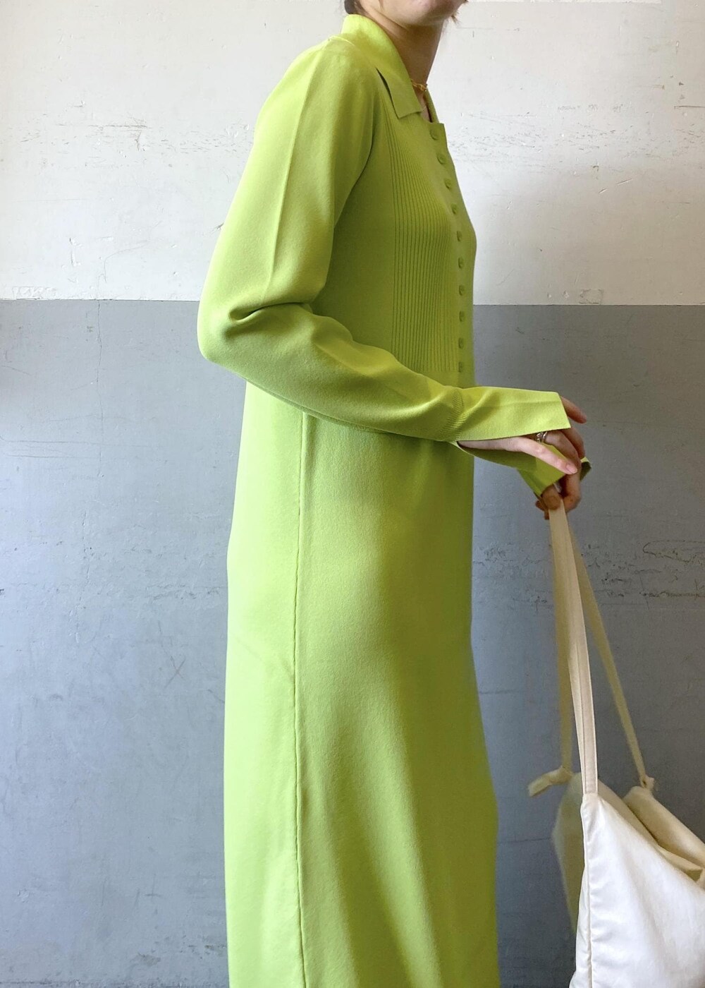 ホワイト系のボディバッグ/ウエストポーチ、ホワイト系のブーツ、グリーン系のワンピースを着用したレディースの秋コーディネートの8枚目の写真