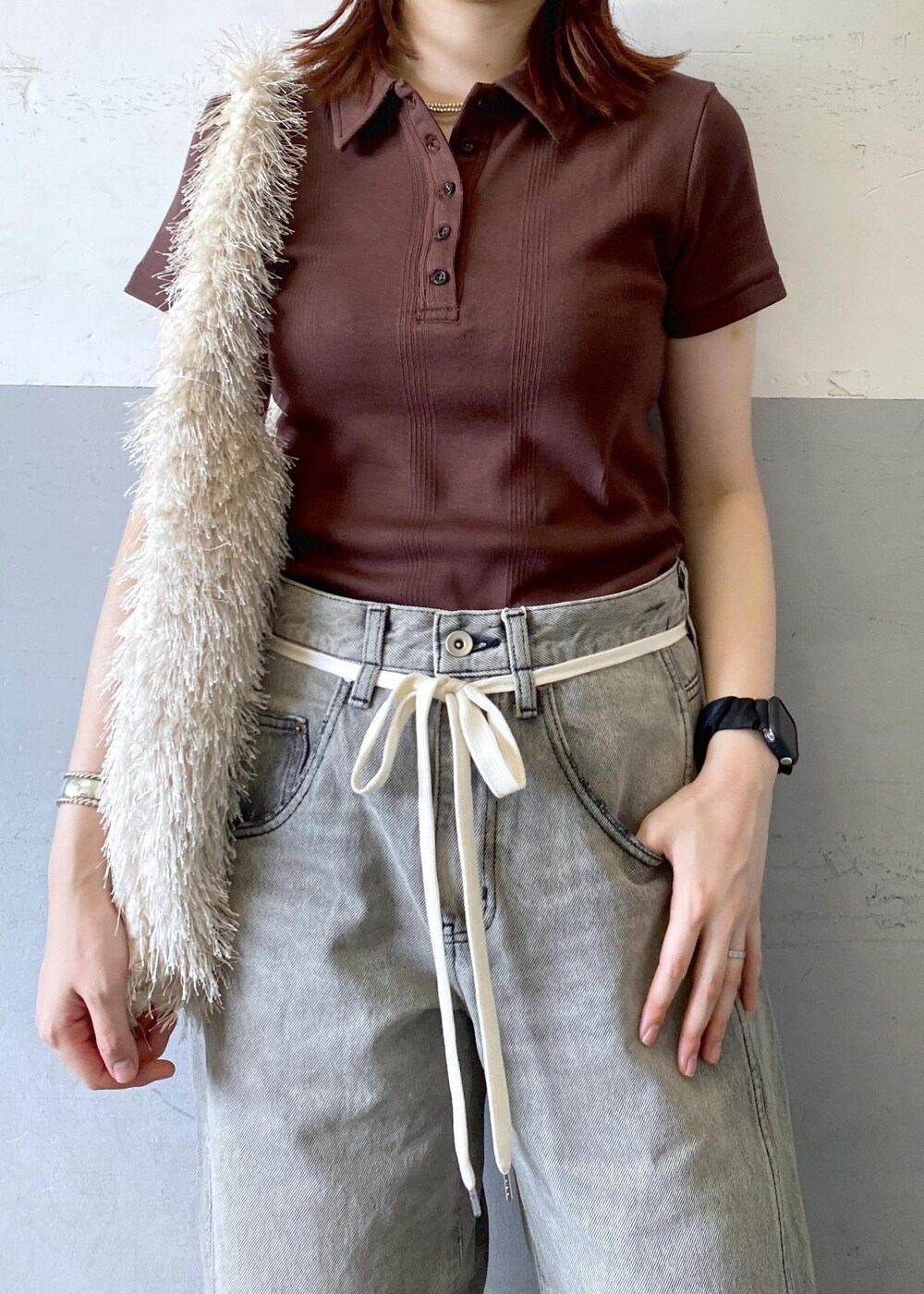 ブラック系のサンダル、ブラウン系のTシャツ/カットソー、ブラック系のデニムパンツを着用したレディースの夏コーディネートの6枚目の写真