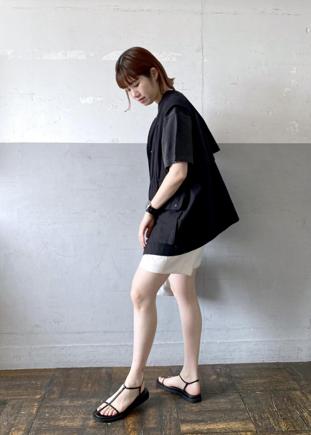 ブラック系のTシャツ/カットソー、ホワイト系のその他パンツ、シルバー系のショルダーバッグを着用したレディースの夏コーディネートの2枚目の写真