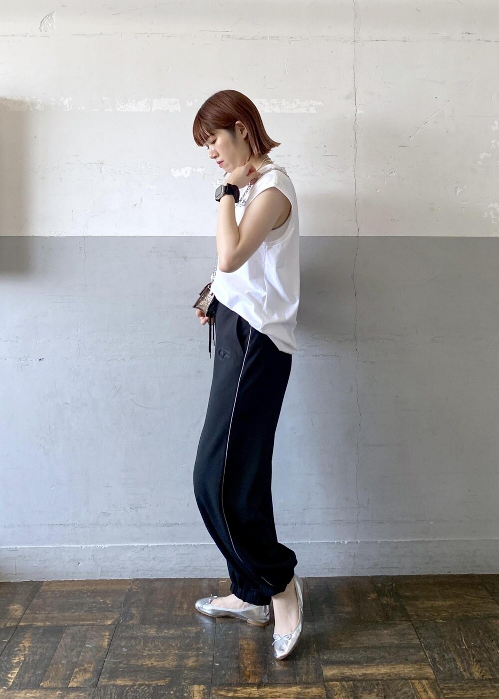 シルバー系のバレエシューズ、ホワイト系のTシャツ/カットソー、その他のショルダーバッグを着用したレディースの夏コーディネートの4枚目の写真