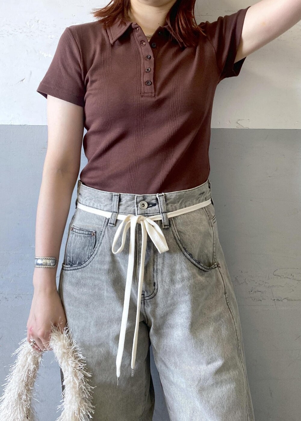 ブラック系のサンダル、ブラウン系のTシャツ/カットソー、ブラック系のデニムパンツを着用したレディースの夏コーディネートの7枚目の写真