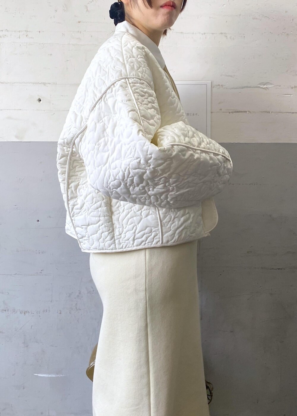 ホワイト系のその他シューズ、ホワイト系のワンピース、ホワイト系のブルゾンを着用したレディースの冬コーディネートの8枚目の写真