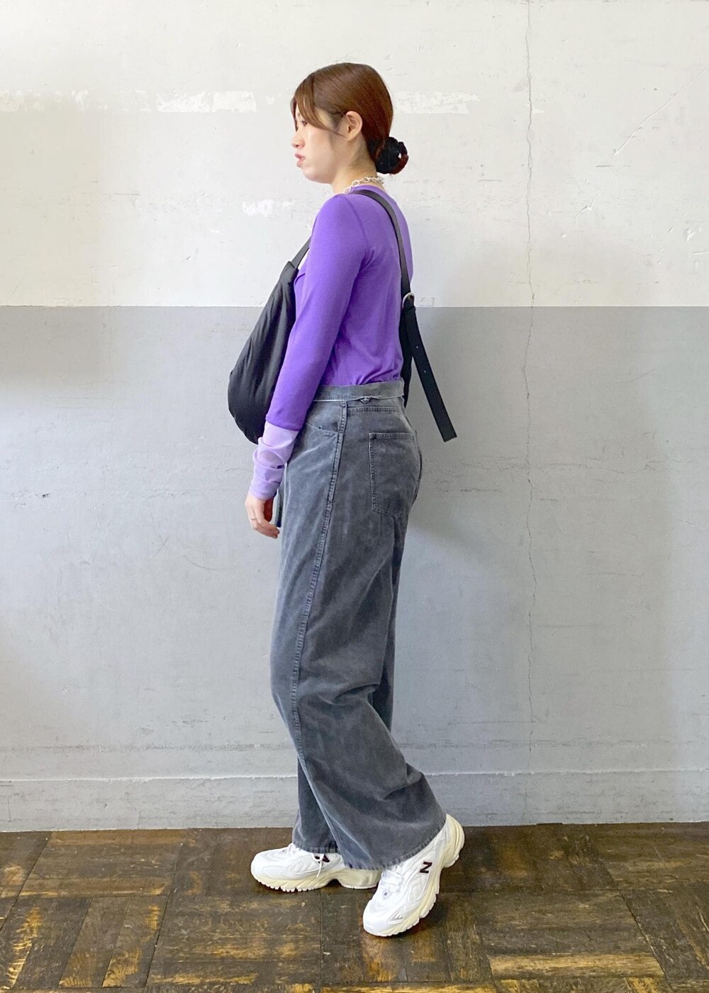 ホワイト系のスニーカー、パープル系のTシャツ/カットソー、グレー系のその他パンツを着用したレディースの秋コーディネートの4枚目の写真