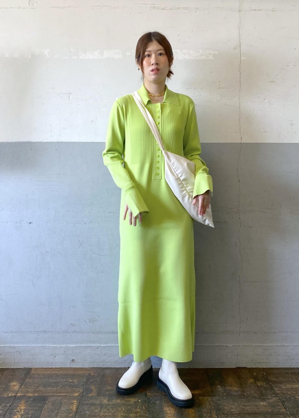 ホワイト系のボディバッグ/ウエストポーチ、ホワイト系のブーツ、グリーン系のワンピースを着用したレディースの秋コーディネートの2枚目の写真