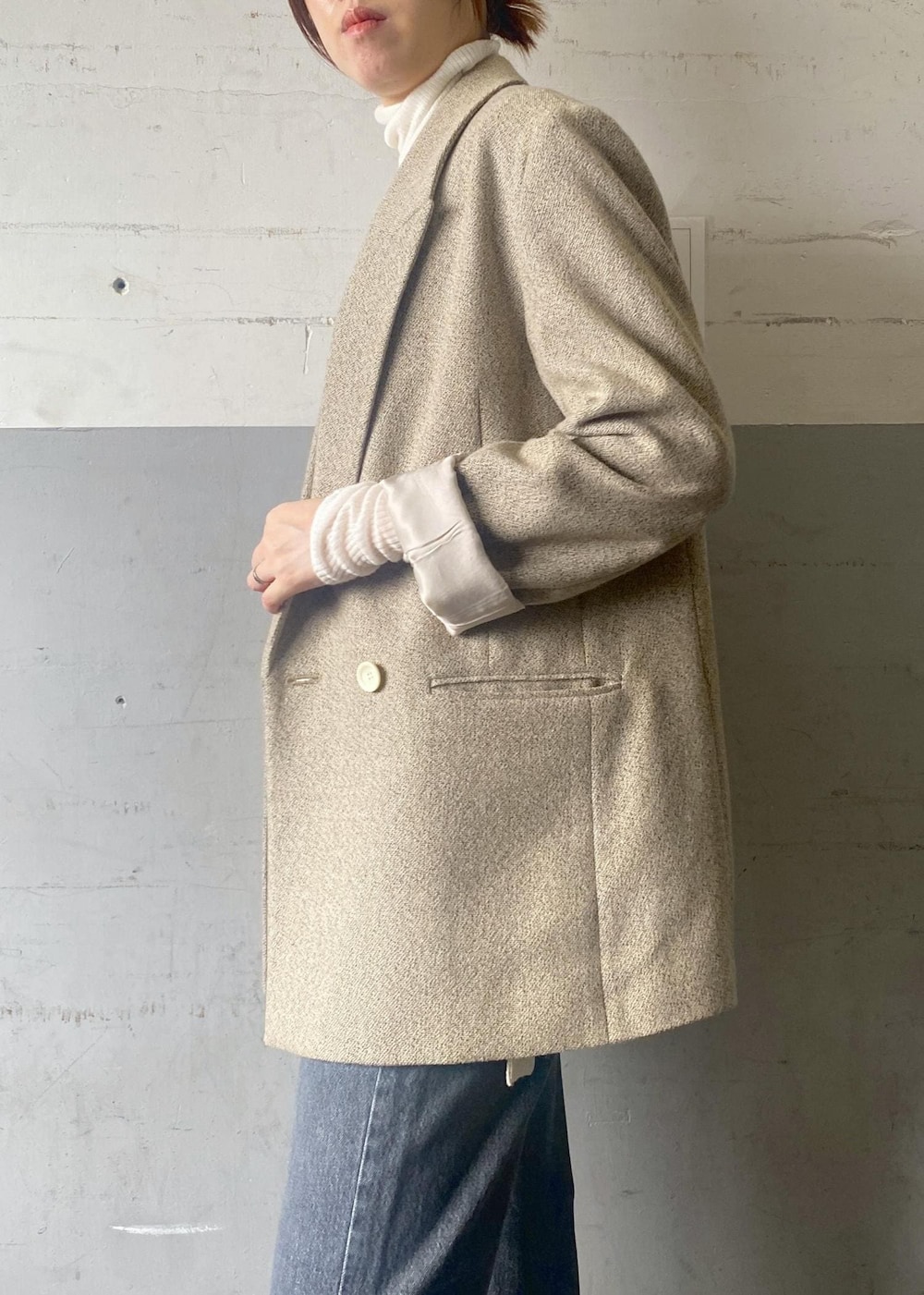 グレー系のデニムパンツ、ホワイト系のその他シューズ、ホワイト系のニット/セーターを着用したレディースの秋コーディネートの8枚目の写真
