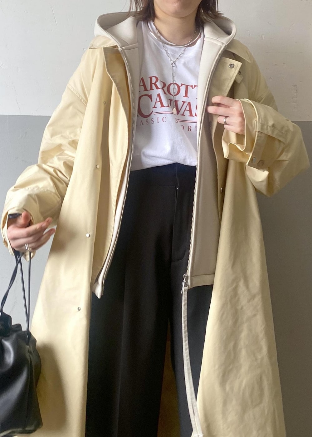 ブラック系のショルダーバッグ、ホワイト系のTシャツ/カットソー、ホワイト系のブルゾンを着用したレディースの春コーディネートの7枚目の写真