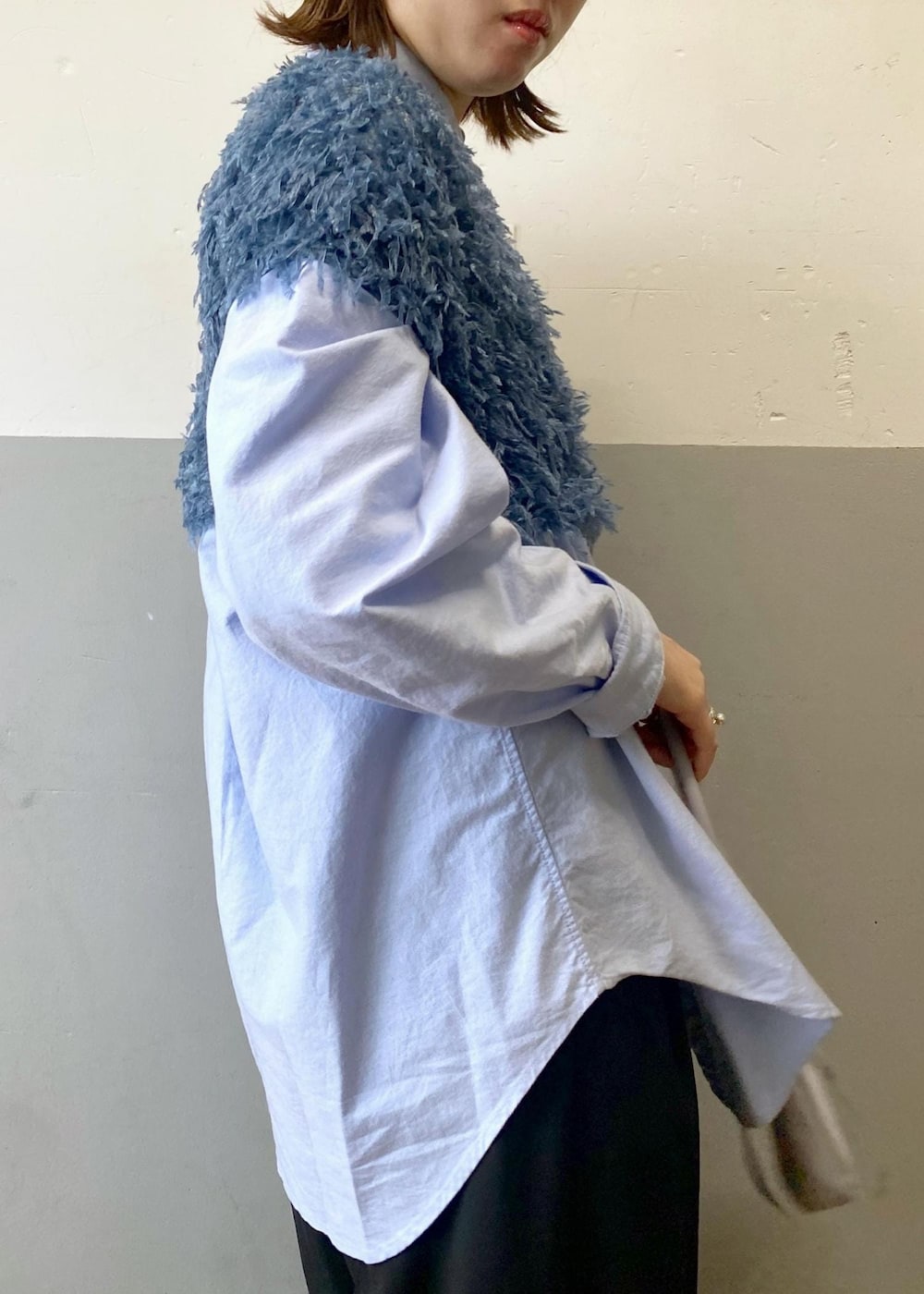 ブルー系のTシャツ/カットソー、ブルー系のシャツ/ブラウス、ブラック系のスラックスを着用したレディースの冬コーディネートの8枚目の写真