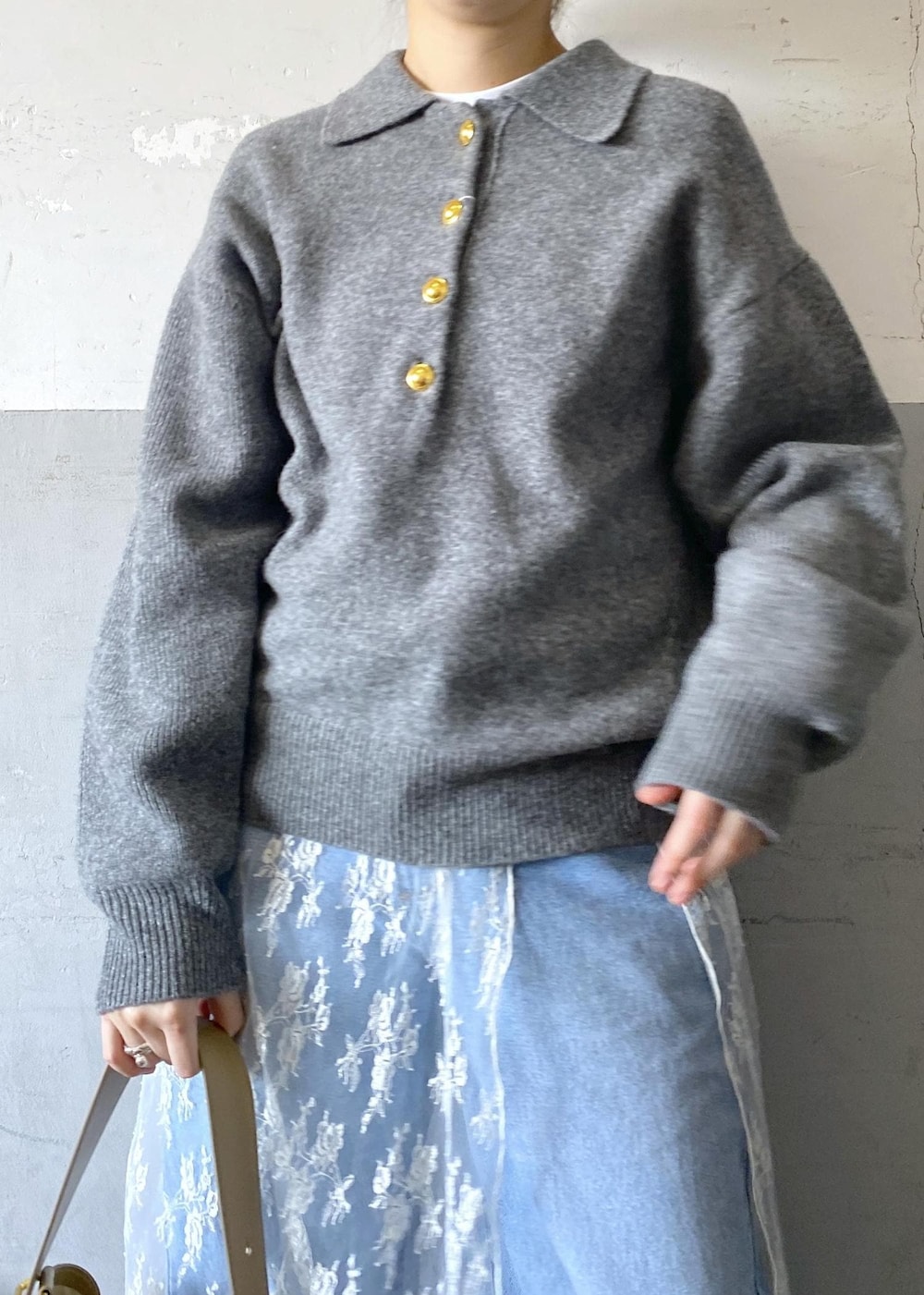 ブラック系のブーツ、ブルー系のデニムパンツ、ホワイト系のTシャツ/カットソーを着用したレディースの冬コーディネートの6枚目の写真