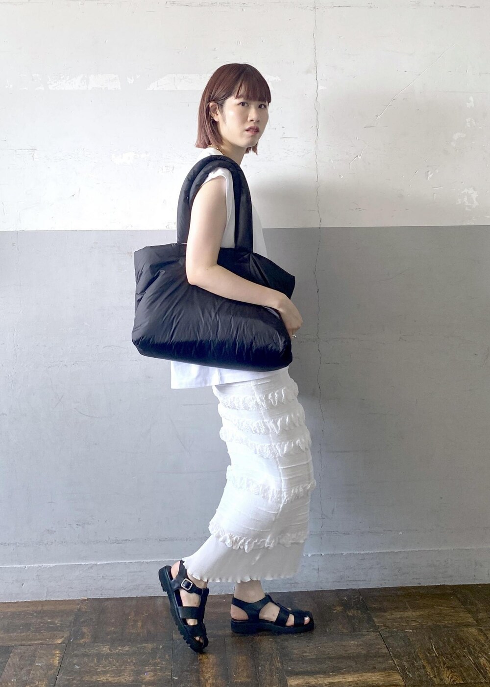 ブラック系のサンダル、ホワイト系のスカート、ホワイト系のTシャツ/カットソーを着用したレディースの夏コーディネートの5枚目の写真