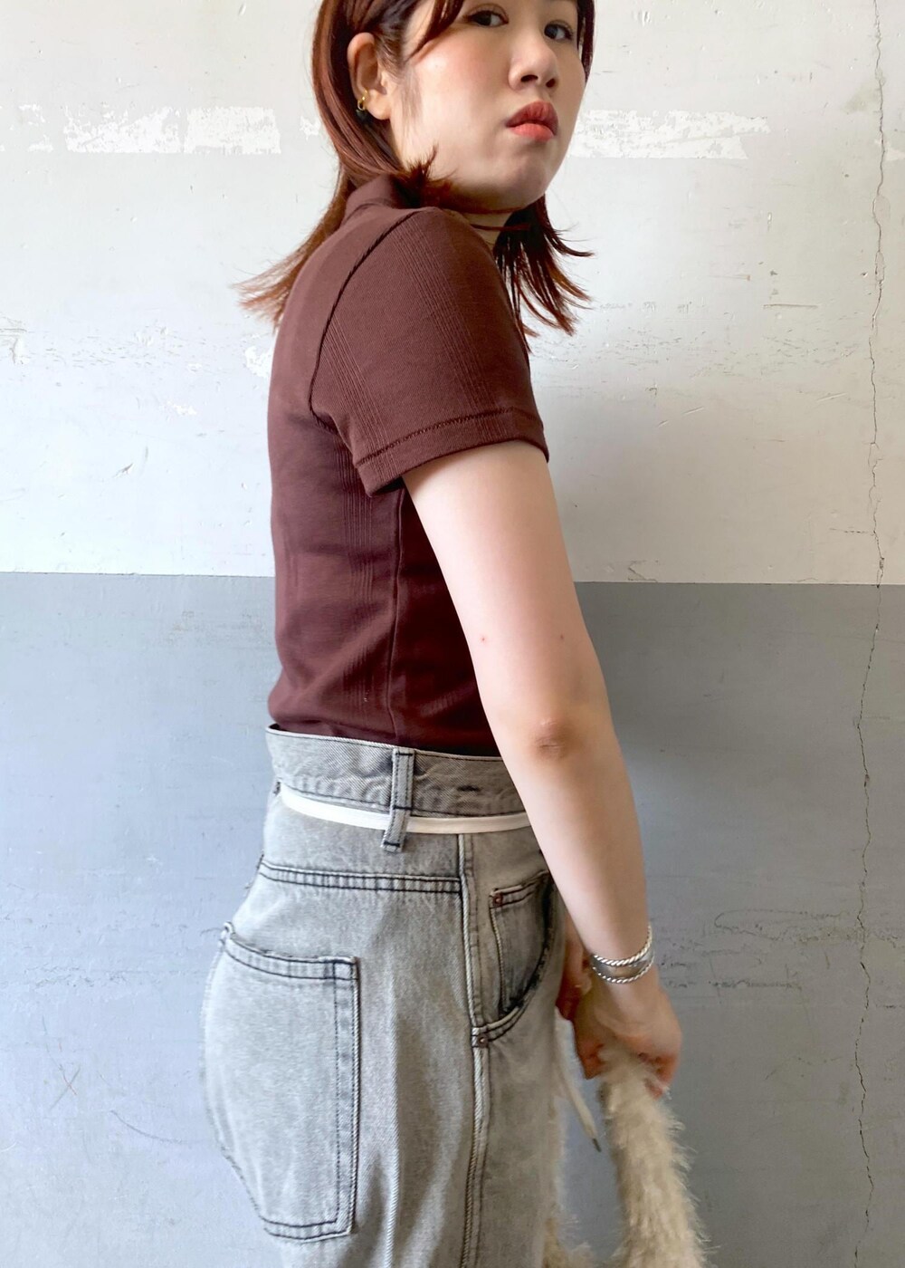 ブラック系のサンダル、ブラウン系のTシャツ/カットソー、ブラック系のデニムパンツを着用したレディースの夏コーディネートの8枚目の写真