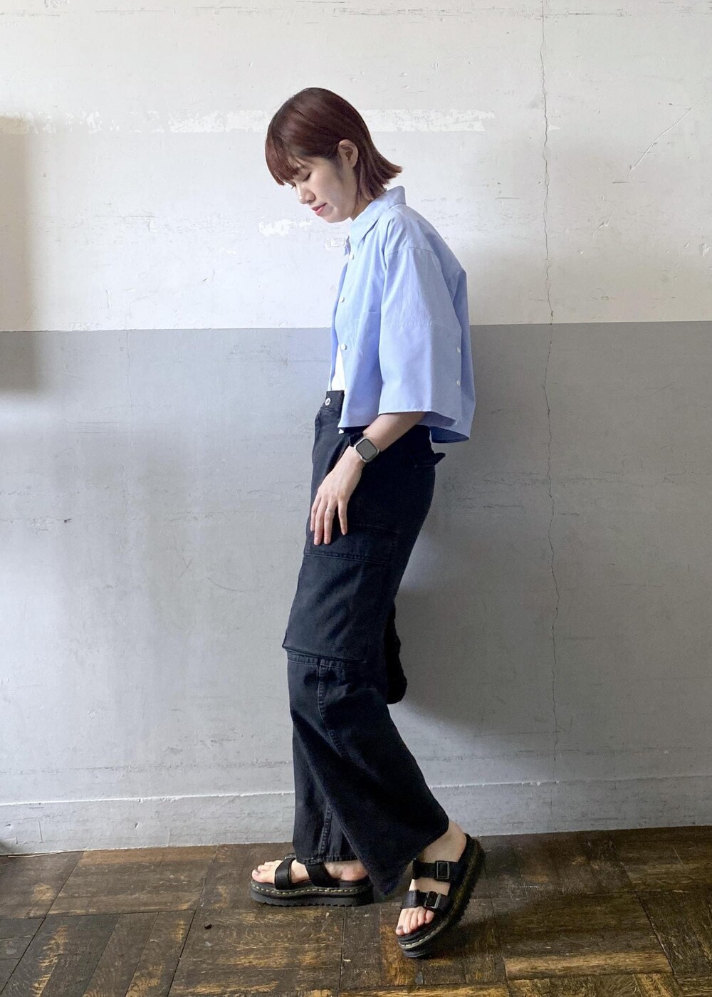 ホワイト系のタンクトップ、ブラック系のカーゴパンツ、ブラック系のトートバッグを着用したレディースの夏コーディネートの5枚目の写真