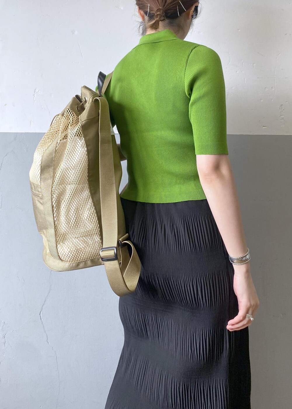 ホワイト系のスニーカー、ブラック系のスカートを着用したレディースの春コーディネートの8枚目の写真