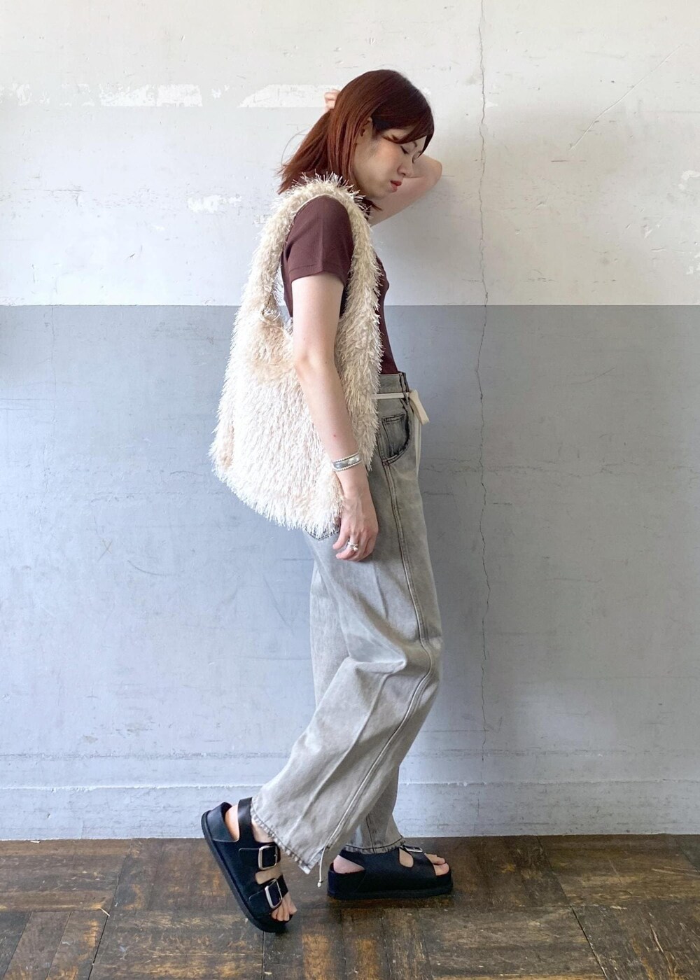 ブラック系のサンダル、ブラウン系のTシャツ/カットソー、ブラック系のデニムパンツを着用したレディースの夏コーディネートの5枚目の写真