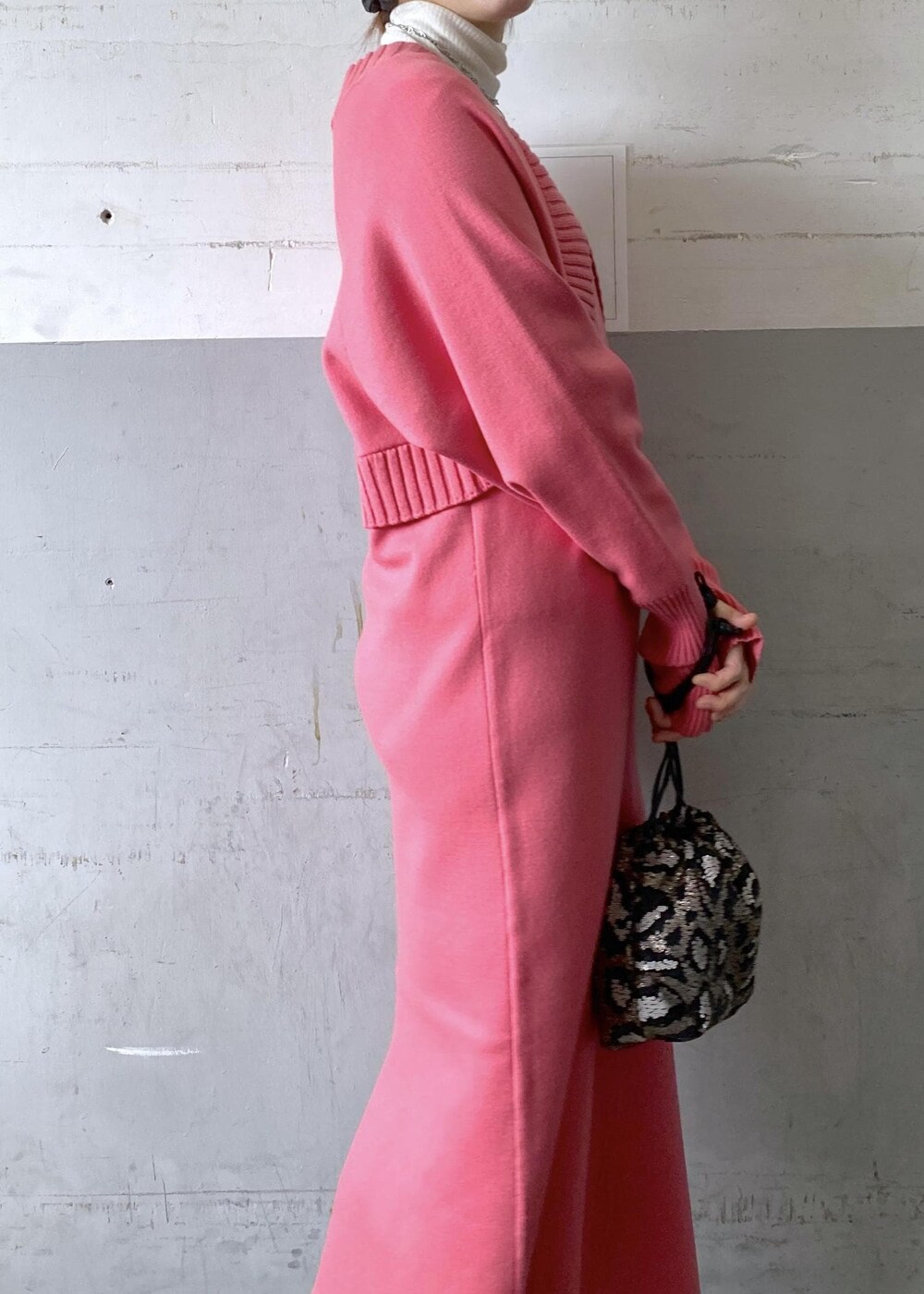 ブラック系のブーツ、ピンク系のワンピース、ホワイト系のニット/セーターを着用したレディースの冬コーディネートの7枚目の写真