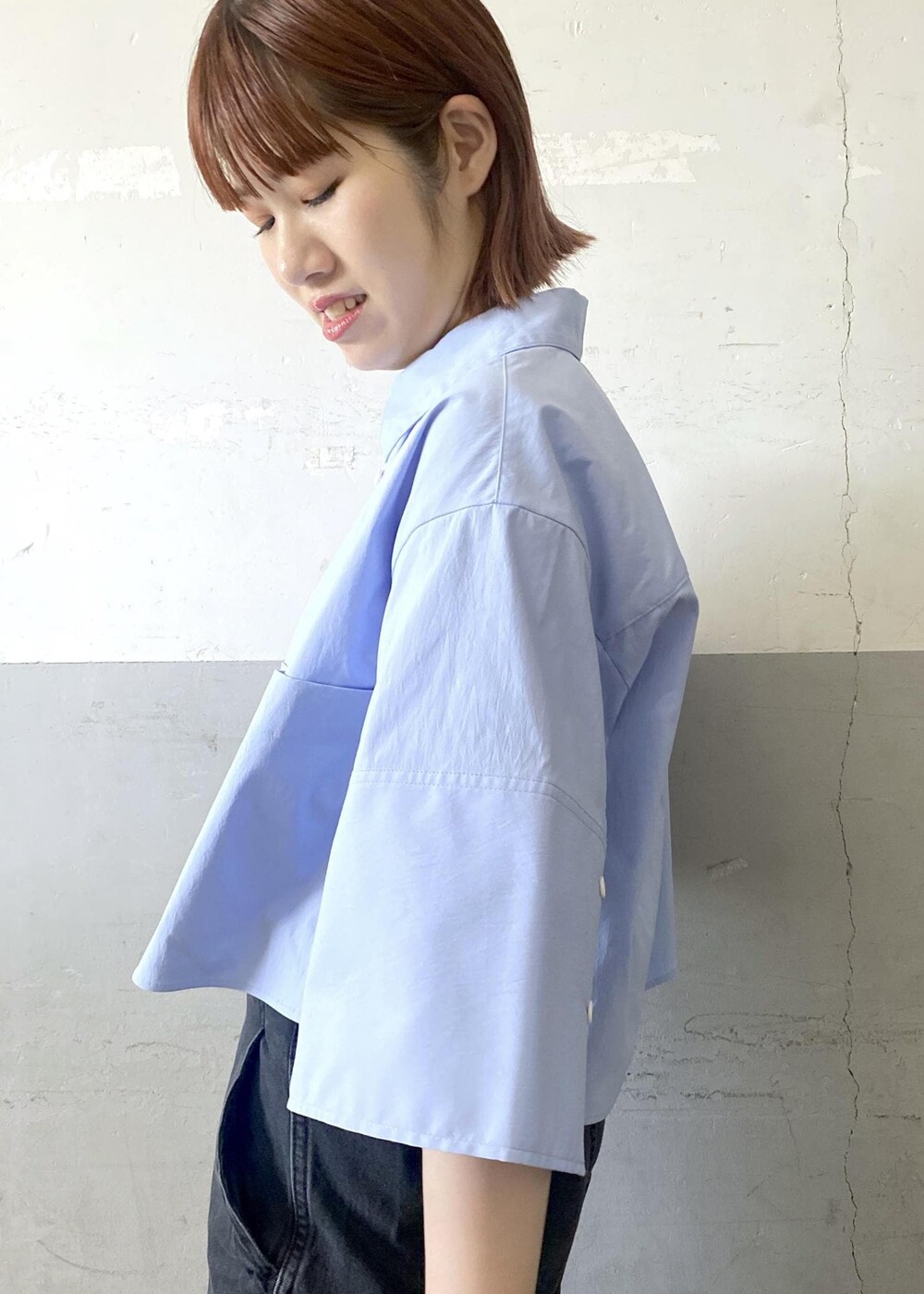 ホワイト系のタンクトップ、ブラック系のカーゴパンツ、ブラック系のトートバッグを着用したレディースの夏コーディネートの8枚目の写真