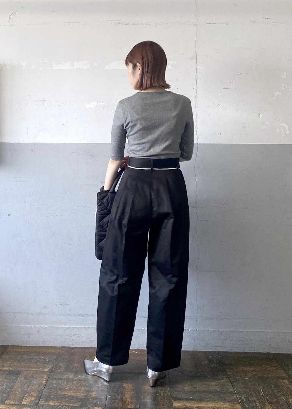 シルバー系のパンプス、ブラック系のトートバッグ、ブラック系のTシャツ/カットソーを着用したレディースの夏コーディネートの4枚目の写真