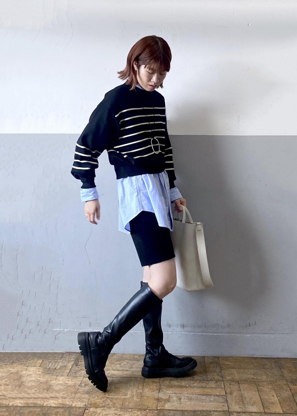 ホワイト系のトートバッグ、ブラック系のニット/セーター、ブルー系のシャツ/ブラウスを着用したレディースの秋コーディネートの3枚目の写真
