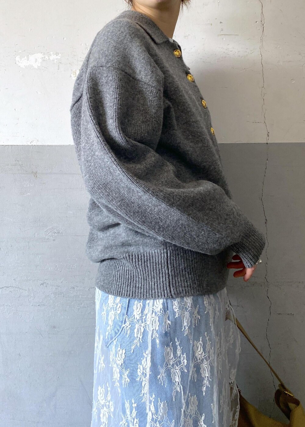 ブラック系のブーツ、ブルー系のデニムパンツ、ホワイト系のTシャツ/カットソーを着用したレディースの冬コーディネートの8枚目の写真