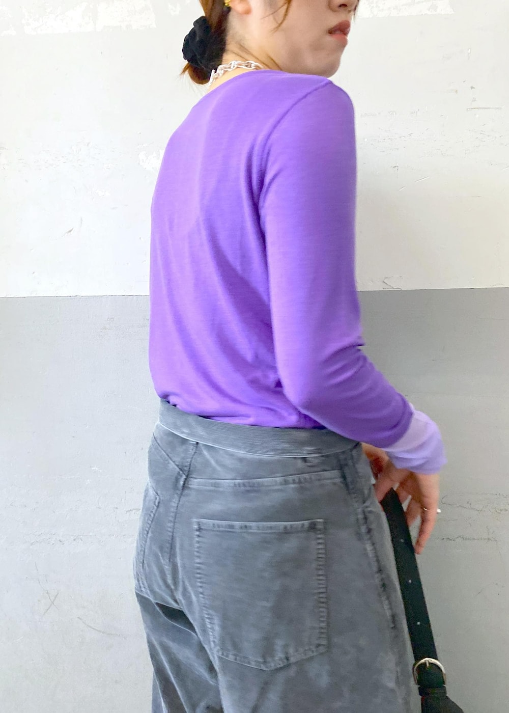 ホワイト系のスニーカー、パープル系のTシャツ/カットソー、グレー系のその他パンツを着用したレディースの秋コーディネートの6枚目の写真