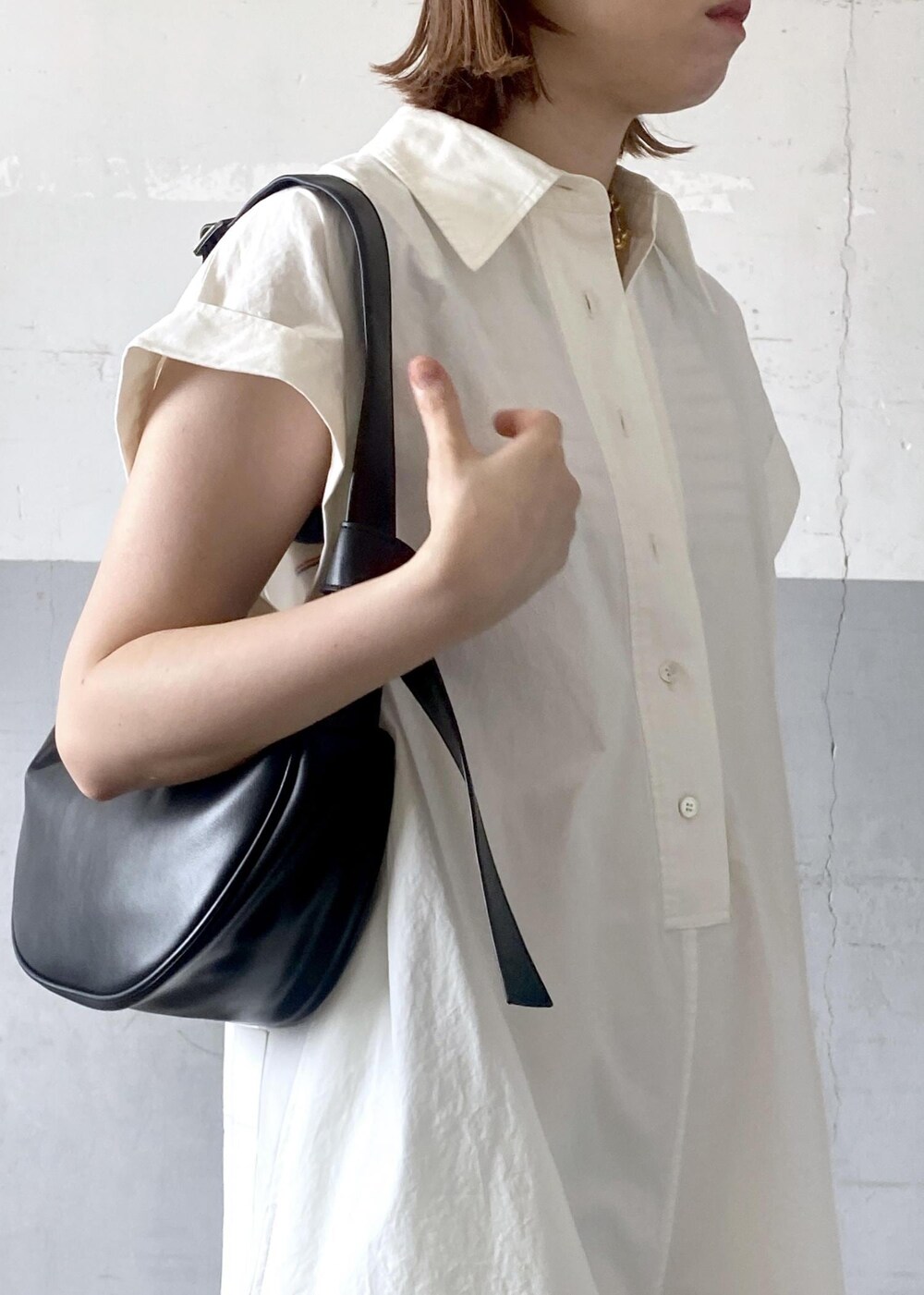 ブラック系のショルダーバッグ、ホワイト系のつなぎ/オールインワンを着用したレディースの夏コーディネートの7枚目の写真