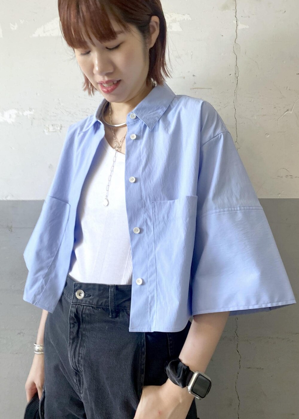 ホワイト系のタンクトップ、ブラック系のカーゴパンツ、ブラック系のトートバッグを着用したレディースの夏コーディネートの9枚目の写真