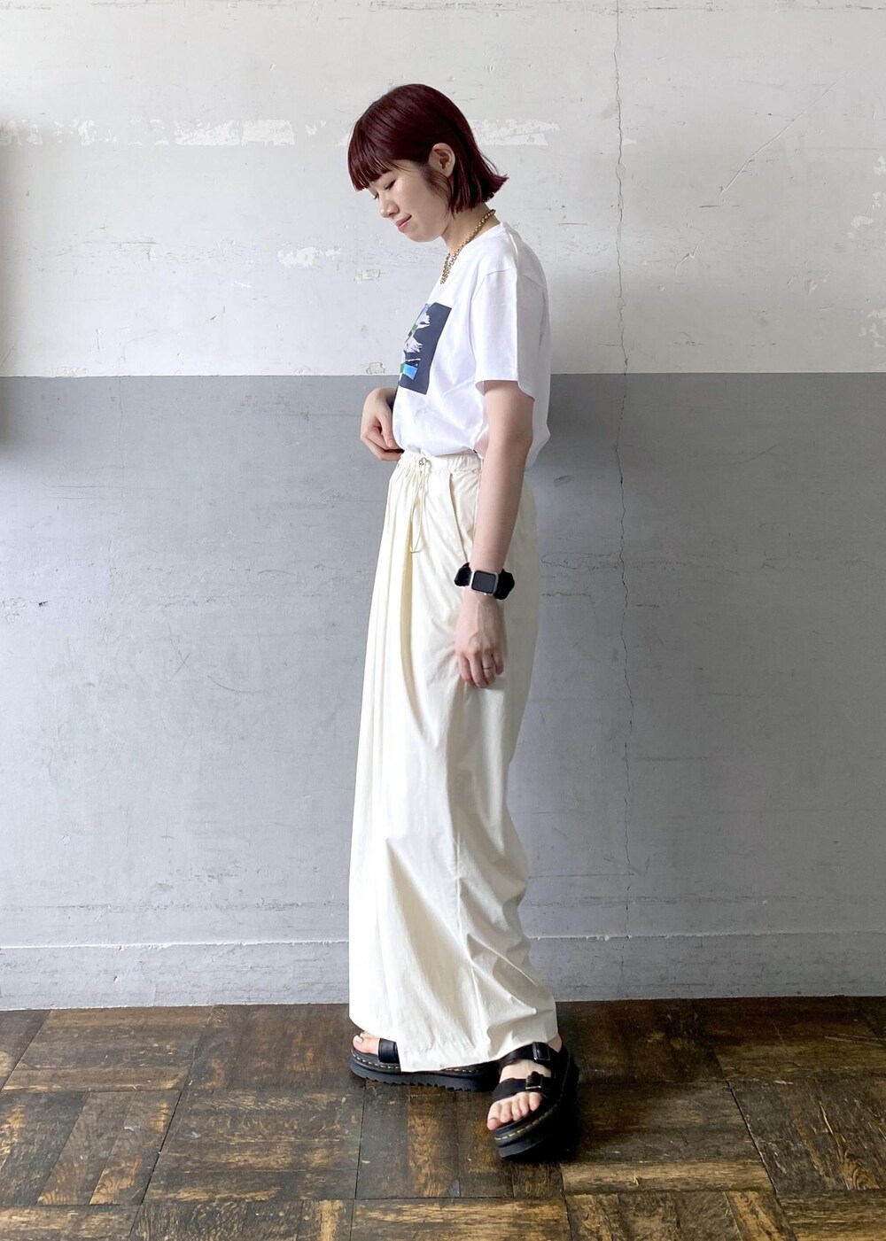 ブラック系のショルダーバッグ、ホワイト系のTシャツ/カットソーを着用したレディースの夏コーディネートの9枚目の写真