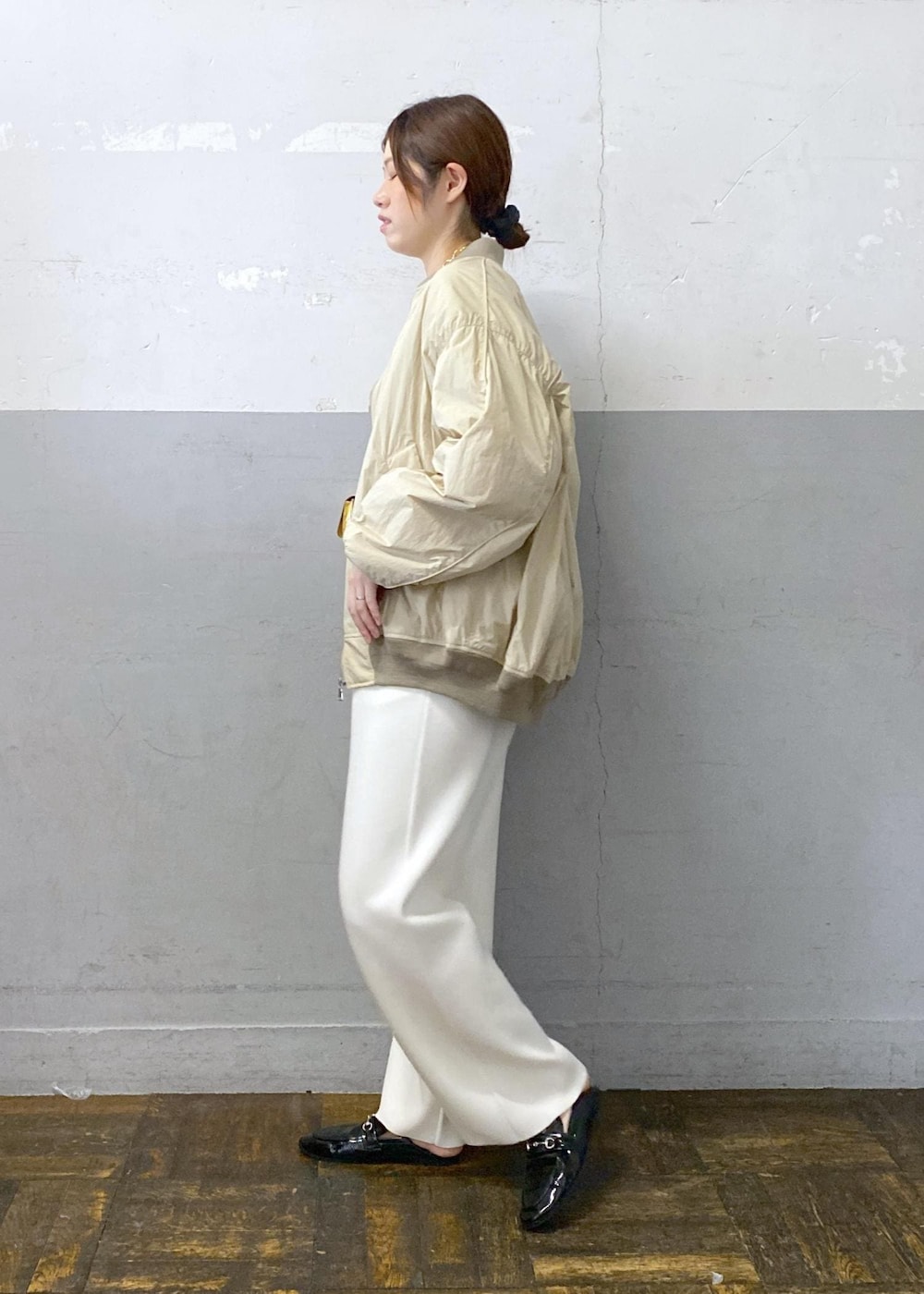 ホワイト系のTシャツ/カットソー、ベージュ系のMA-1、ホワイト系のその他パンツを着用したレディースの秋コーディネートの4枚目の写真