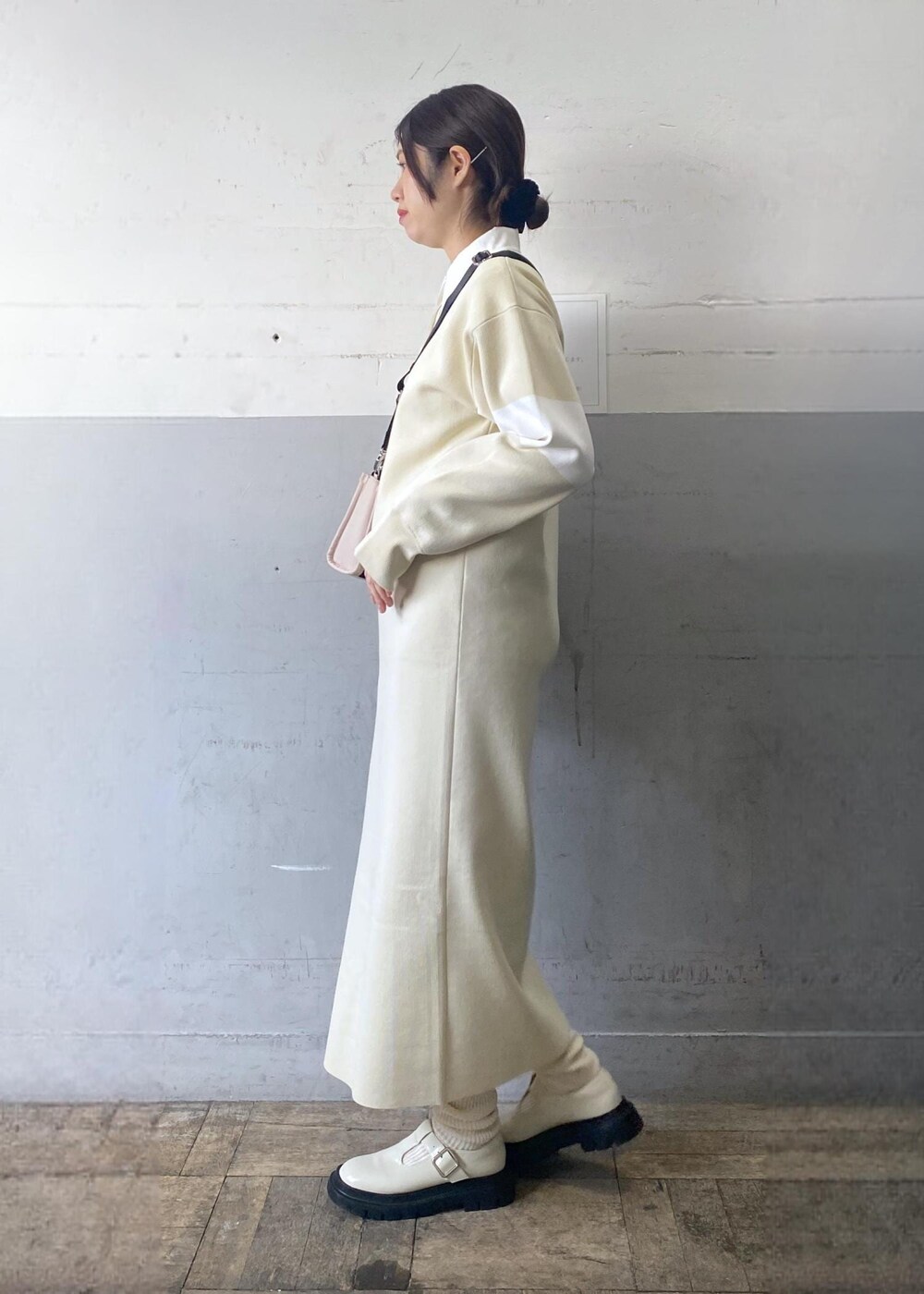 ベージュ系のトートバッグ、ホワイト系のその他シューズ、ホワイト系のワンピースを着用したレディースの冬コーディネートの3枚目の写真