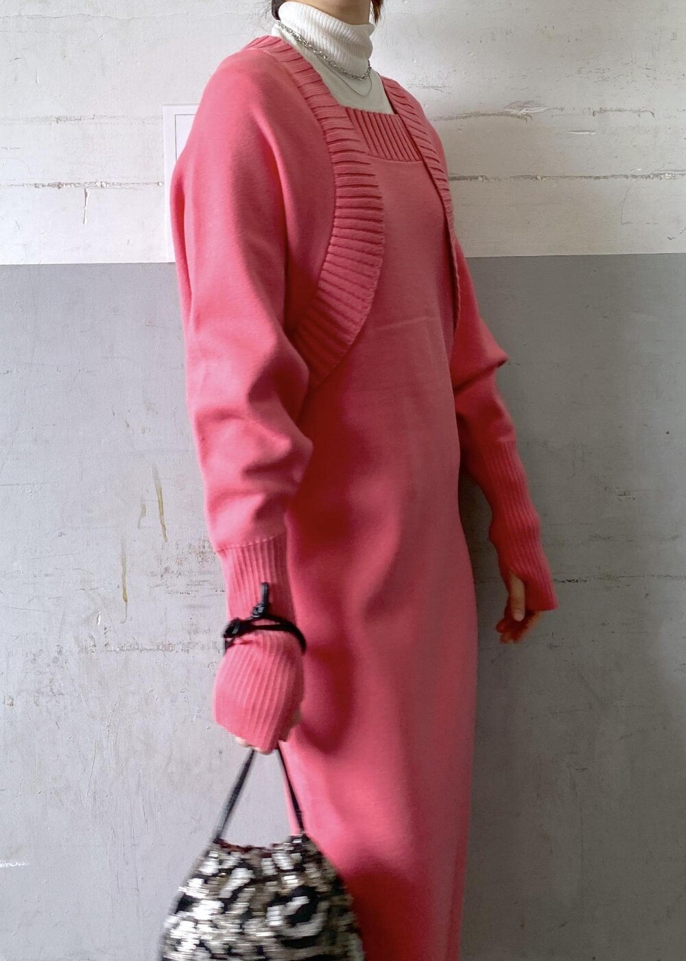 ブラック系のブーツ、ピンク系のワンピース、ホワイト系のニット/セーターを着用したレディースの冬コーディネートの6枚目の写真